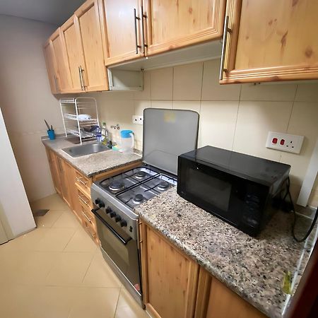 Abu Dhabi Comfortable Hostel Bagian luar foto