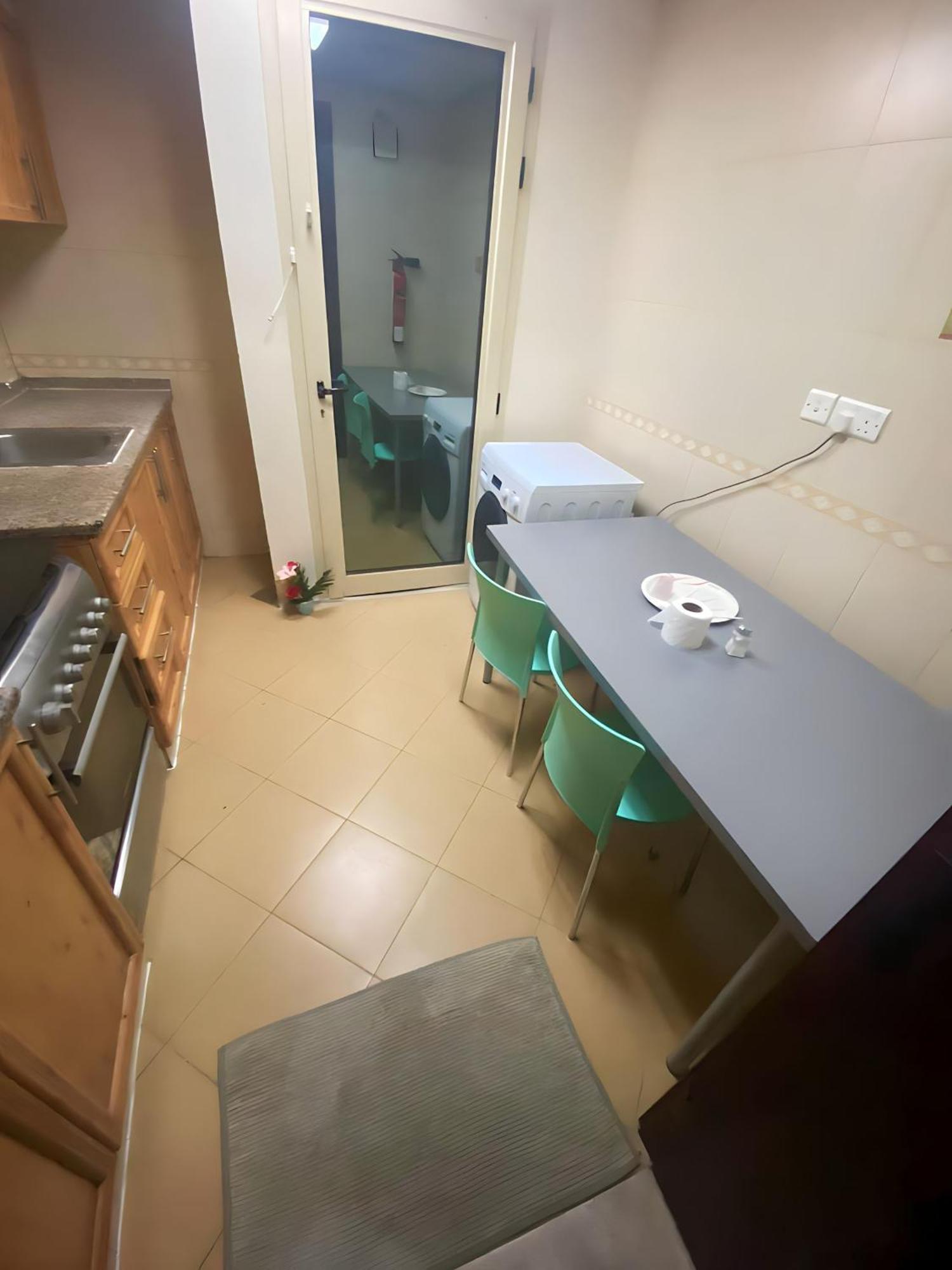 Abu Dhabi Comfortable Hostel Bagian luar foto